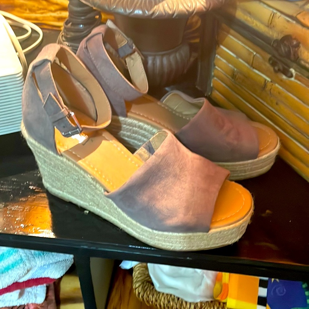 Super Cute Brash 2” high wedges